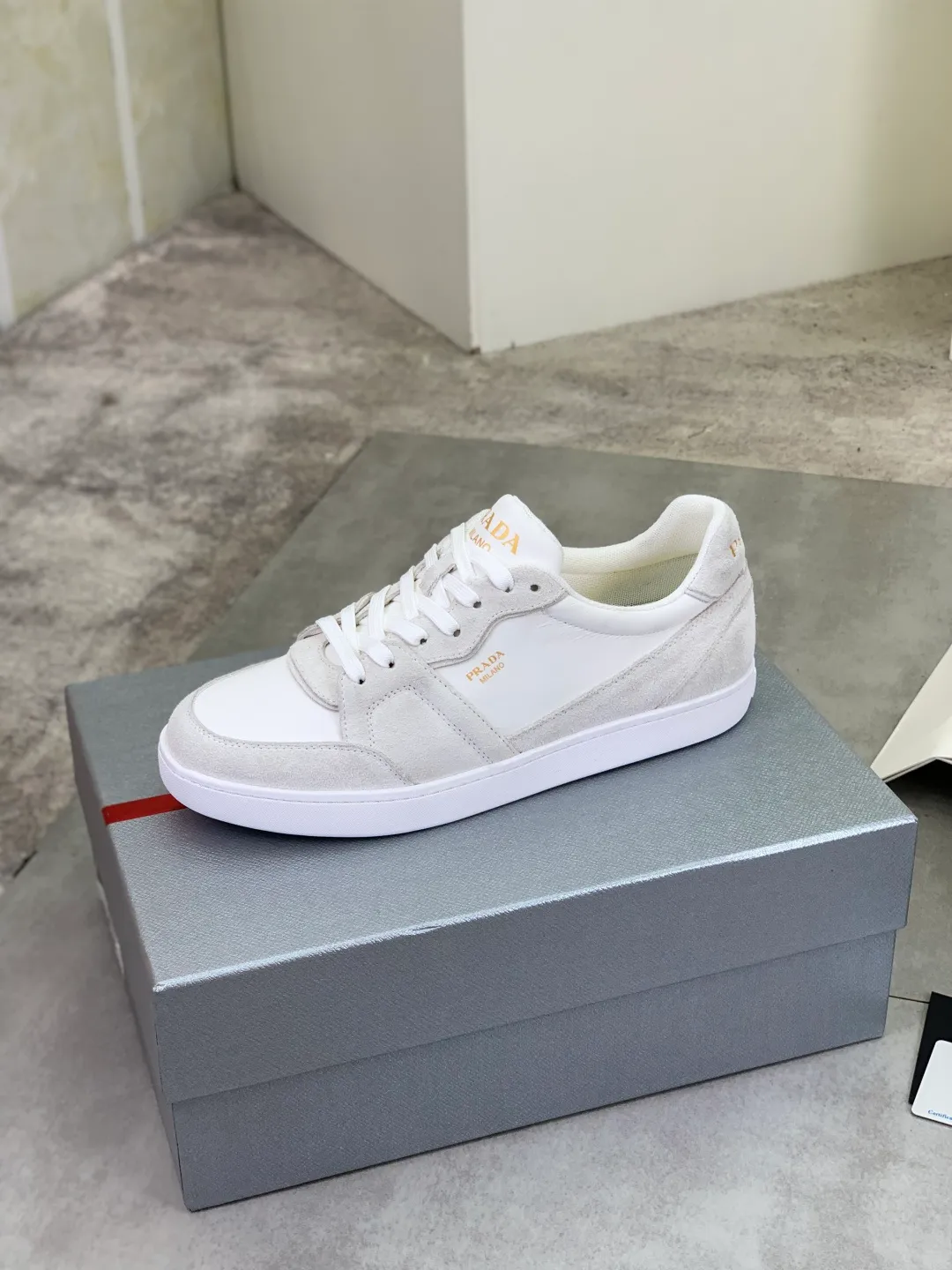 Men's shoes 💰P560💰[New model] The top version is available on the official website, 🆘 The trendy brand (Prada) mainly promotes the popular model, avant-garde and versatile fashionable men's shoes, private version mold opening, cowhide surface splicing 1:1.. Stylish and simple, original imported cowhide lining cowhide feet; the atmosphere and personality are more fashionable, eye-catching and pursuing class. It will subvert the old idea and be a must-have for fashionistas with you! Must keep it for yourself! Tall and comfortable, large and low, high-end quality workmanship. Official website’s new high-end outsole. Size: 38-45. Multiple colors available.